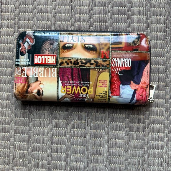 Michelle Obama Magazine Cover Wallet, Glossy Fashion Print Zip-Around - Picture 3 of 5